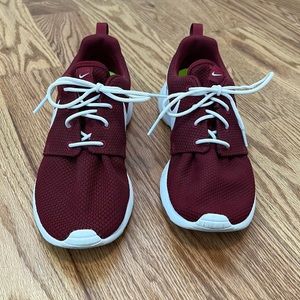 Nike roche sneaker size 8 burgundy